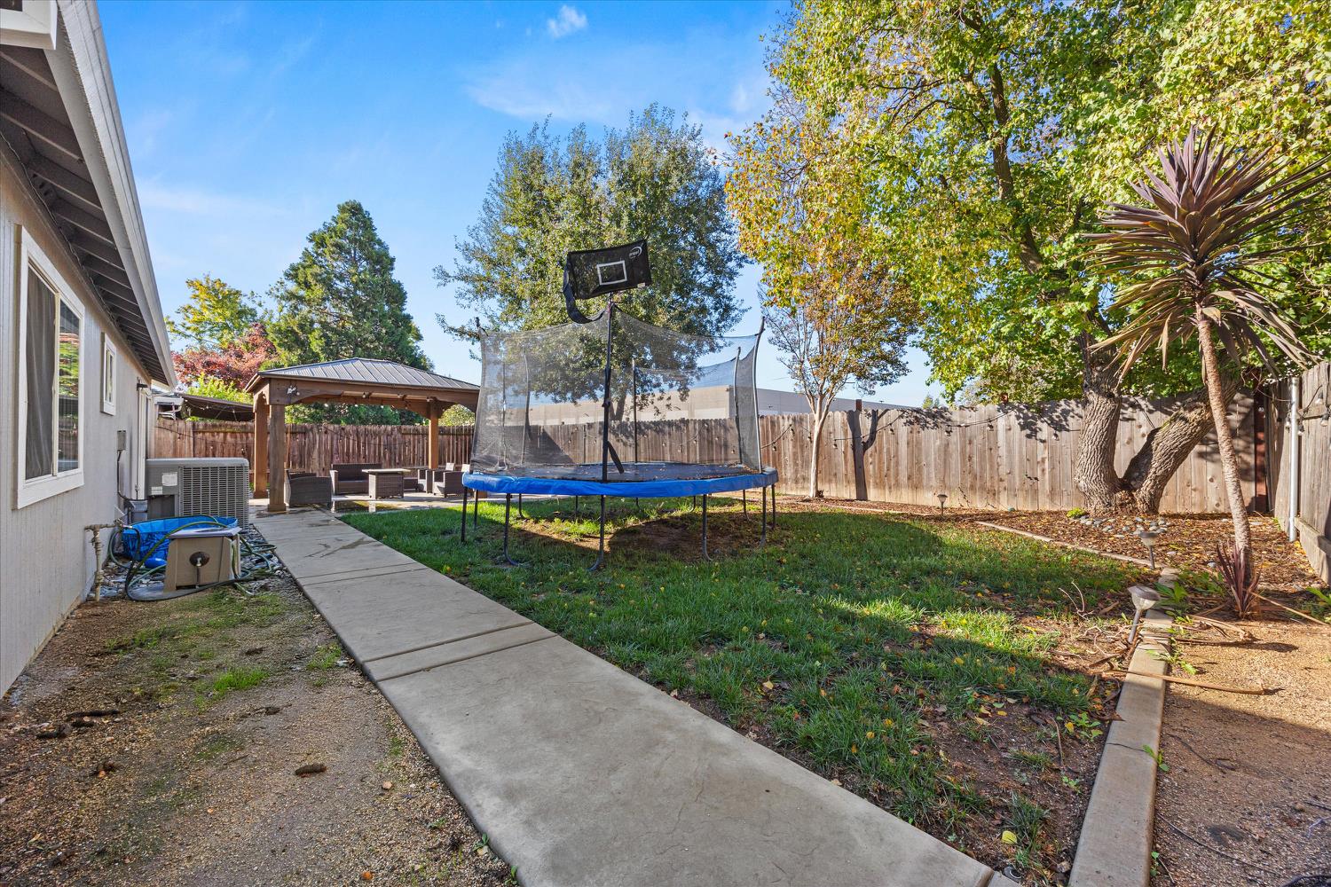 2814 Leslie Lane