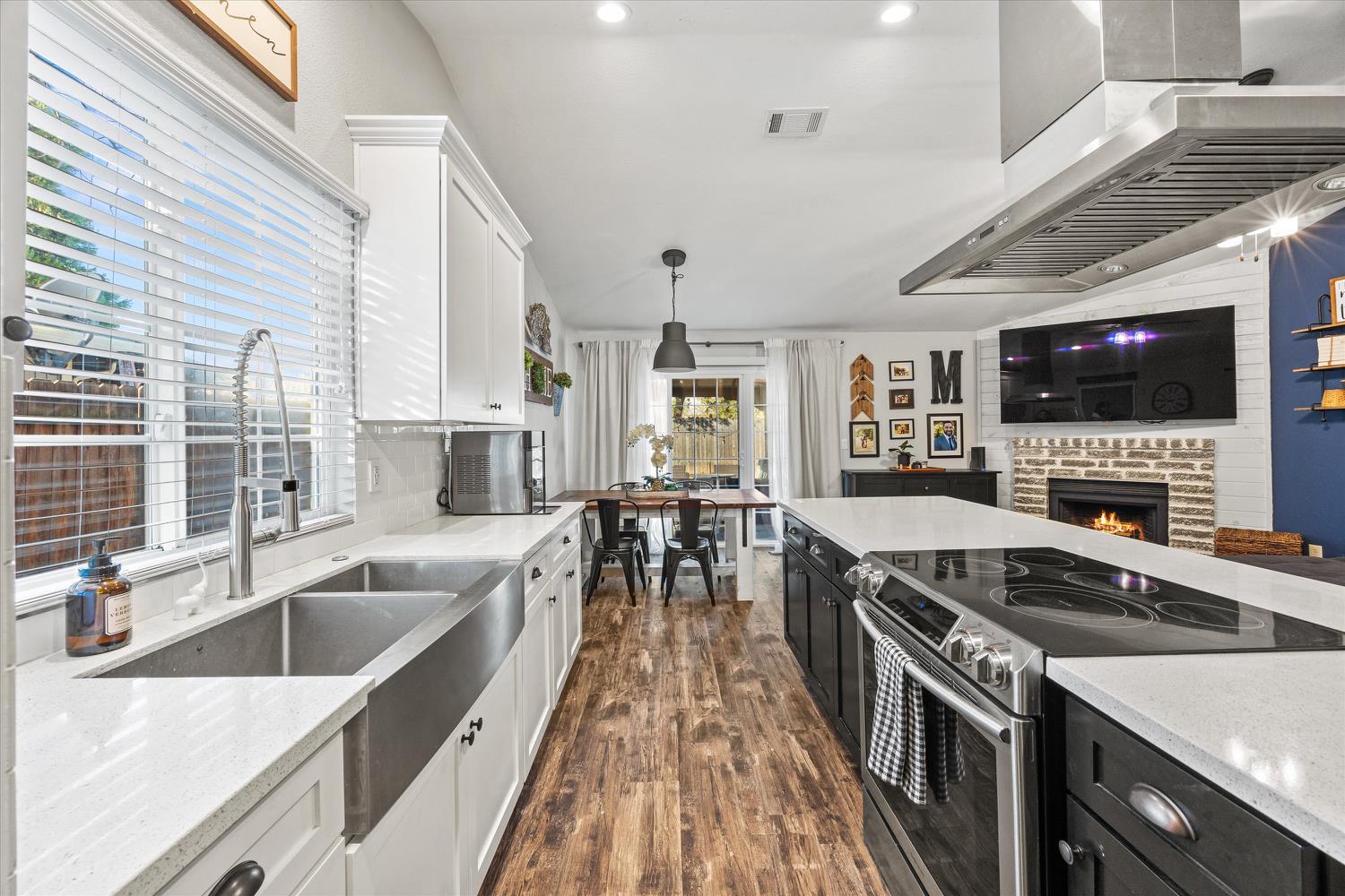 2814 Leslie Lane