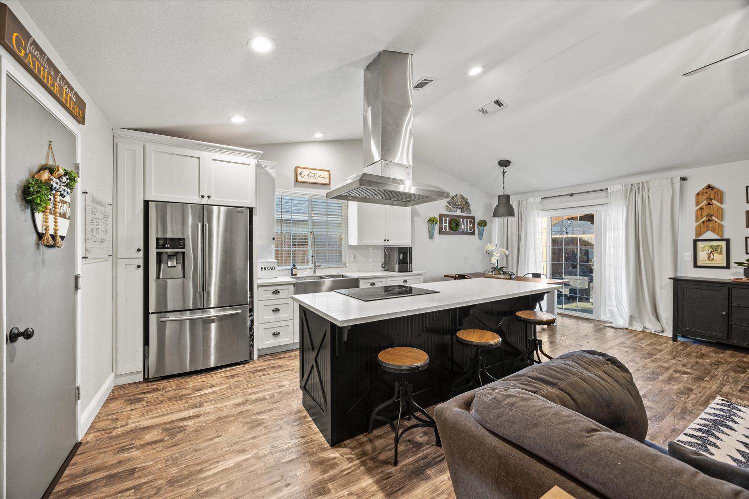 2814 Leslie Lane
