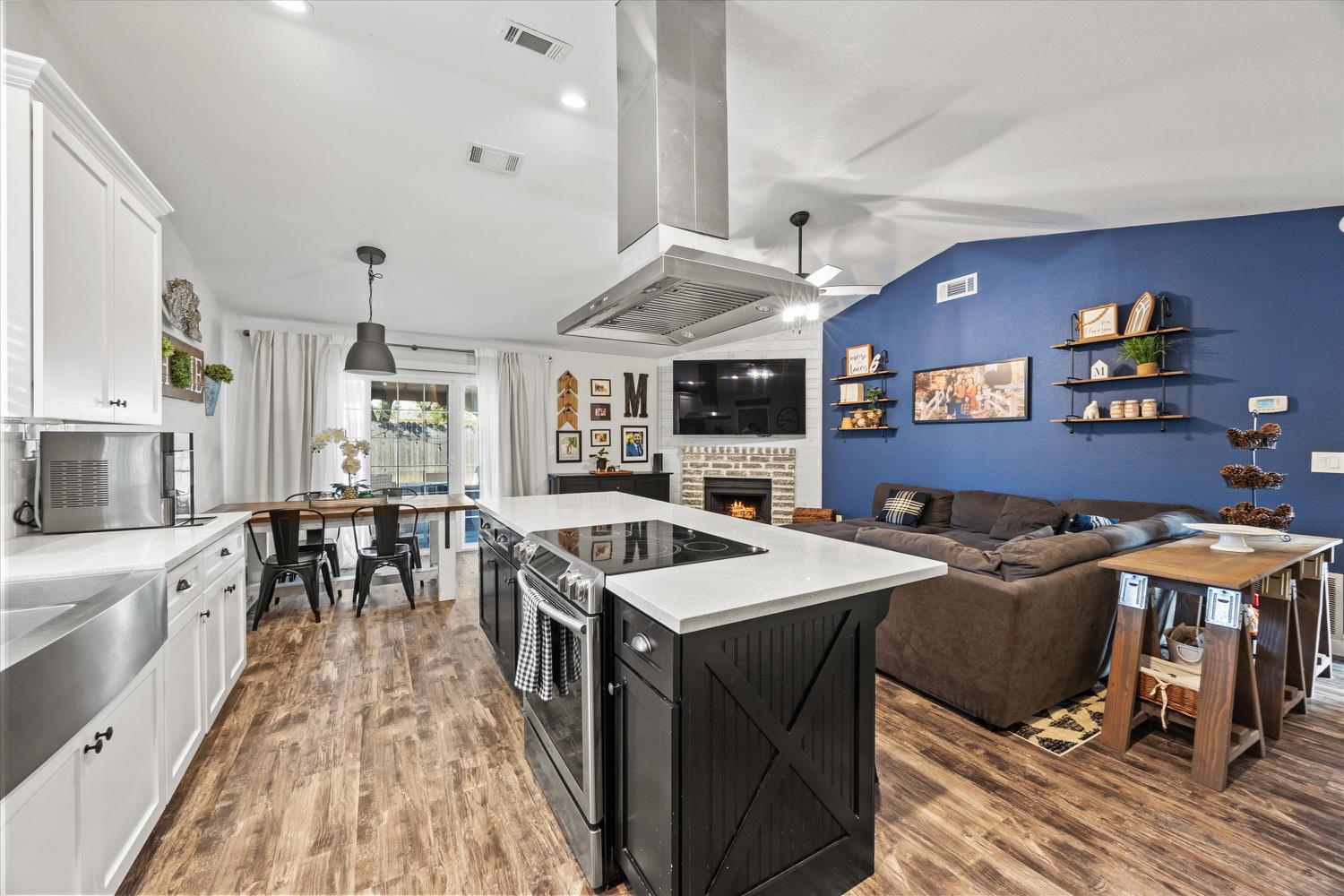 2814 Leslie Lane