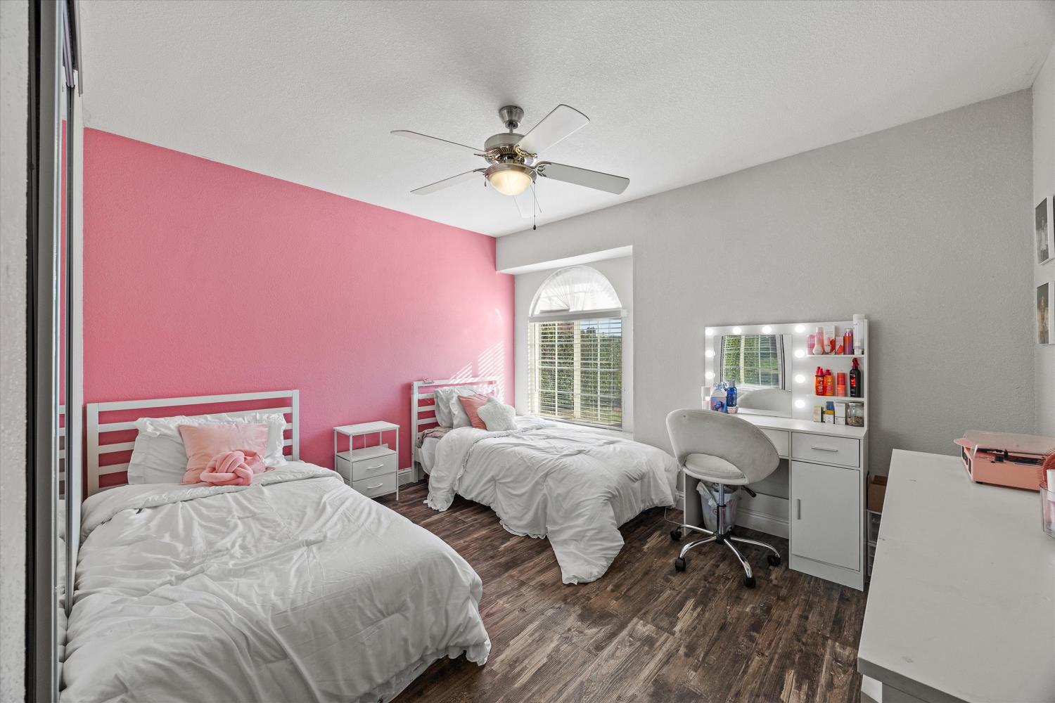 2814 Leslie Lane