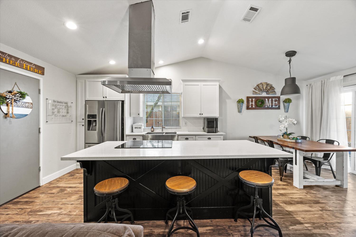 2814 Leslie Lane