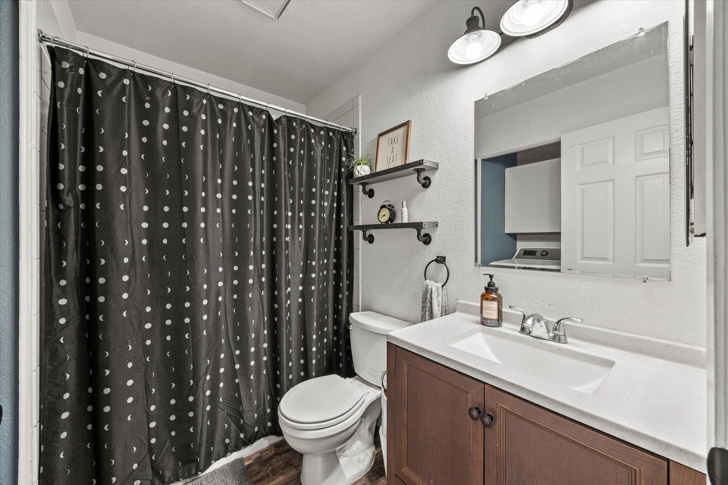 2814 Leslie Lane