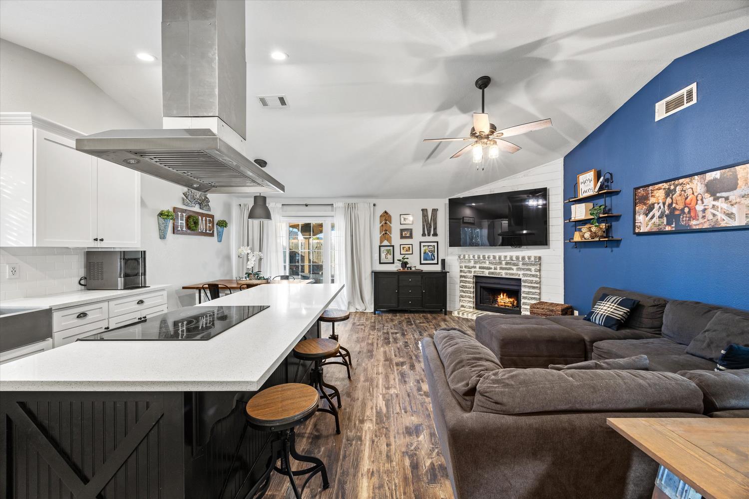 2814 Leslie Lane