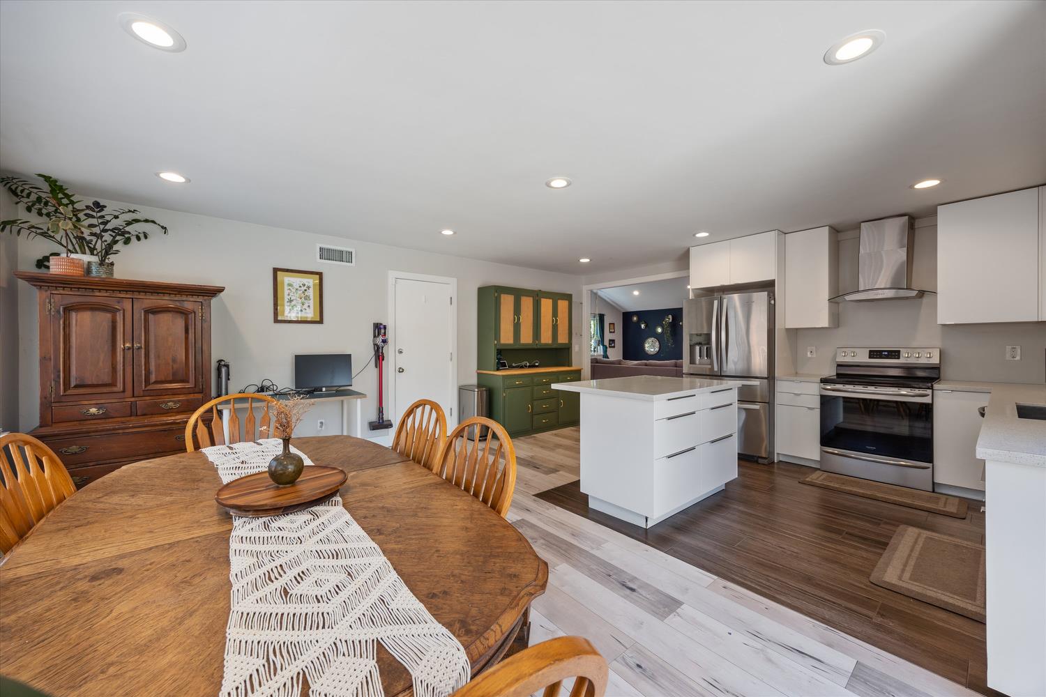 7156 Woodmore Oaks Drive