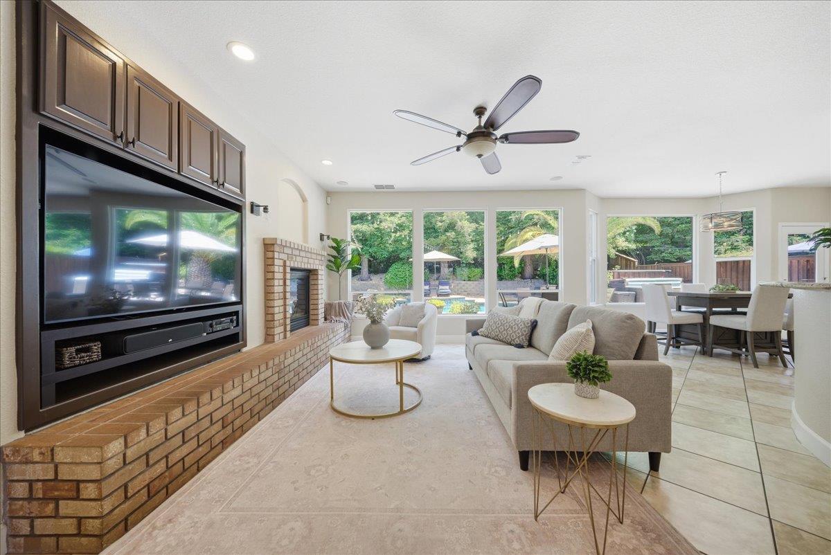 201 Crenshaw Court