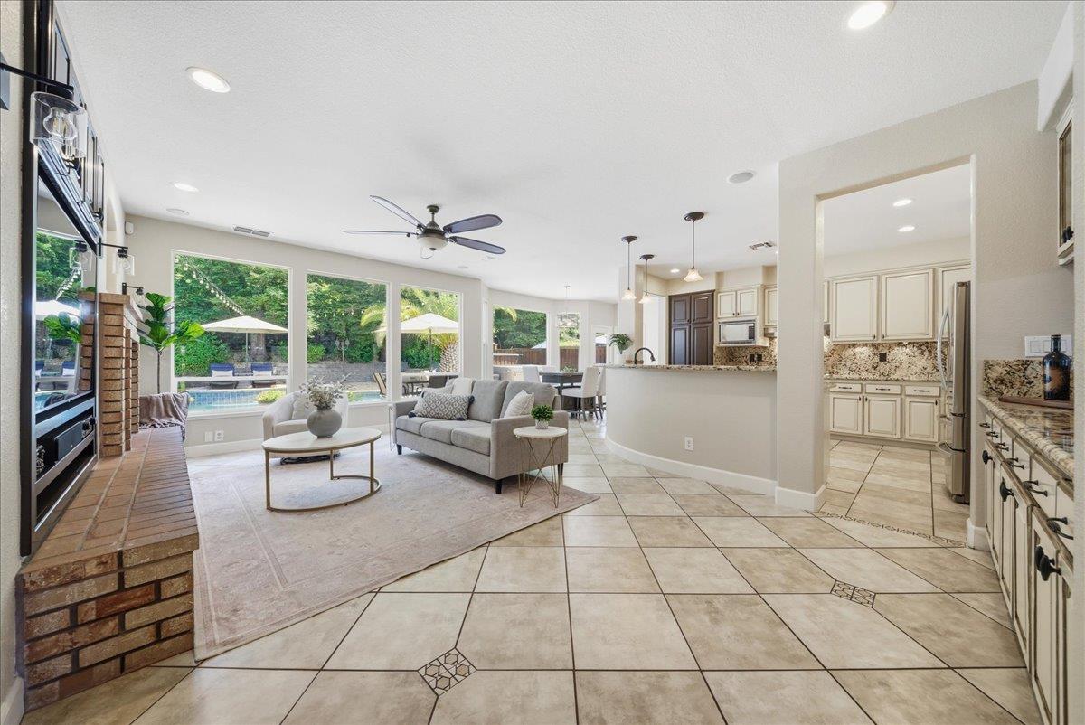 201 Crenshaw Court