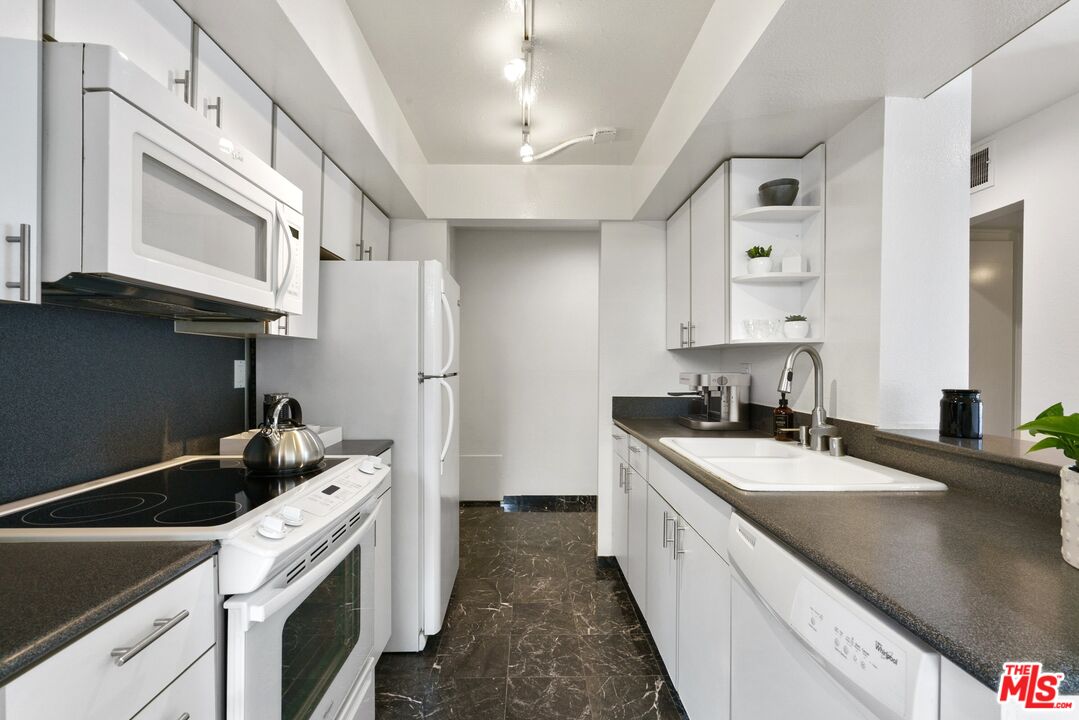 906 N Doheny Dr Unit: 322