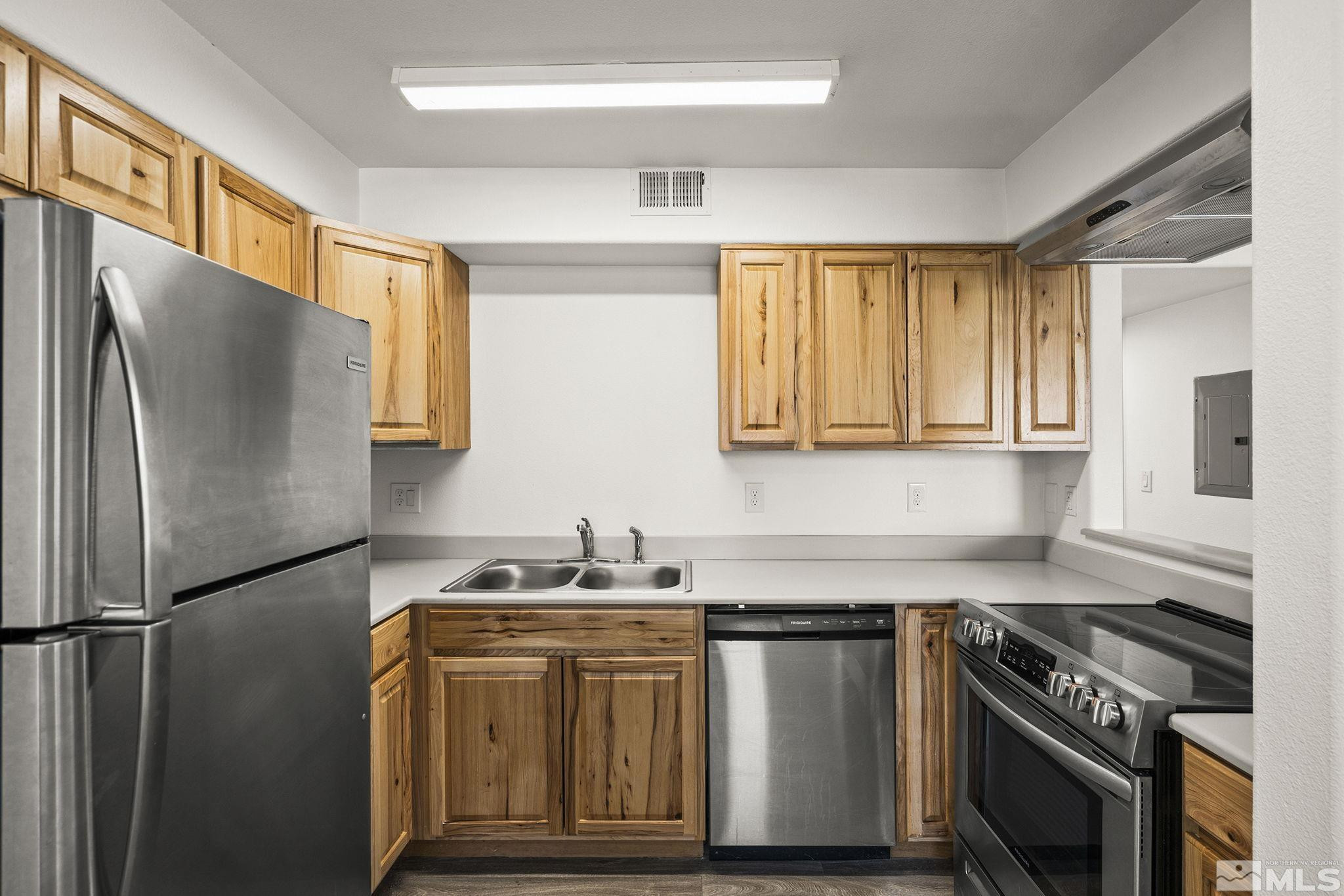 15 Gentry Way, 12 units