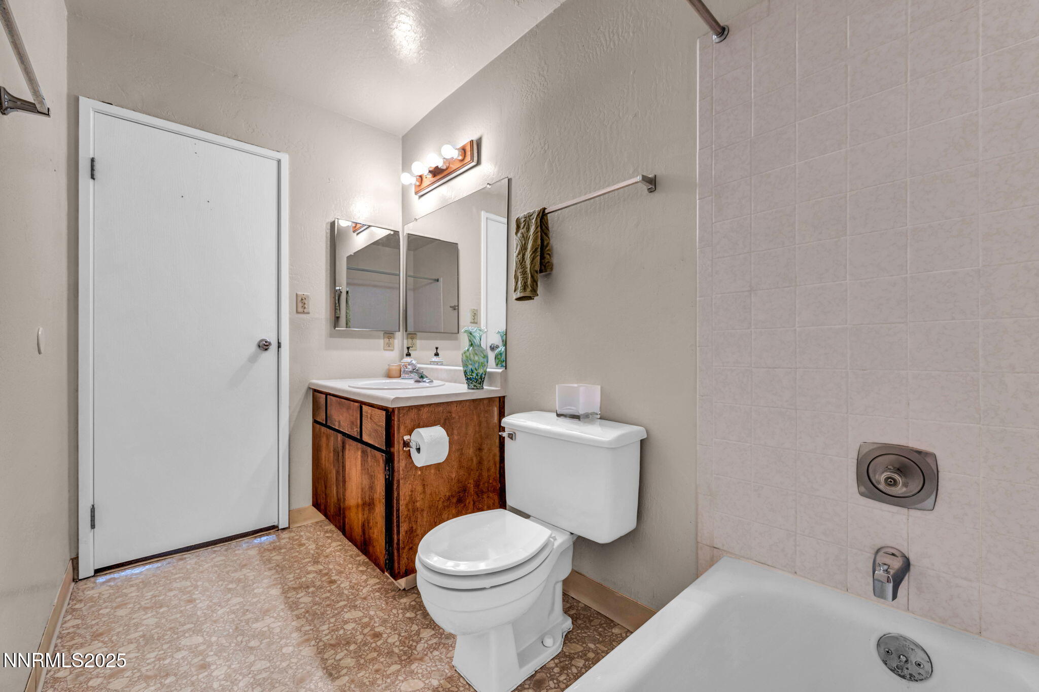 2955 Lakeside Drive, 203