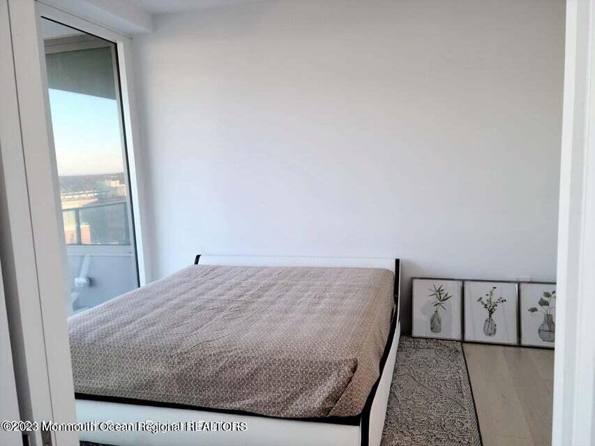 1101 Ocean Avenue, 909