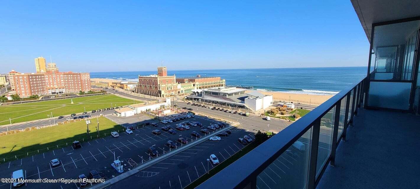 1101 Ocean Avenue, 909