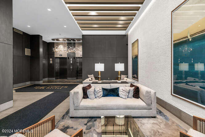 15 Morris Avenue, 604