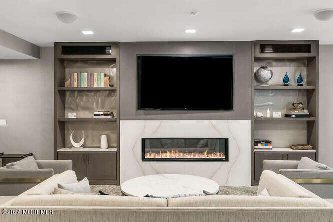 15 Morris Avenue, 604