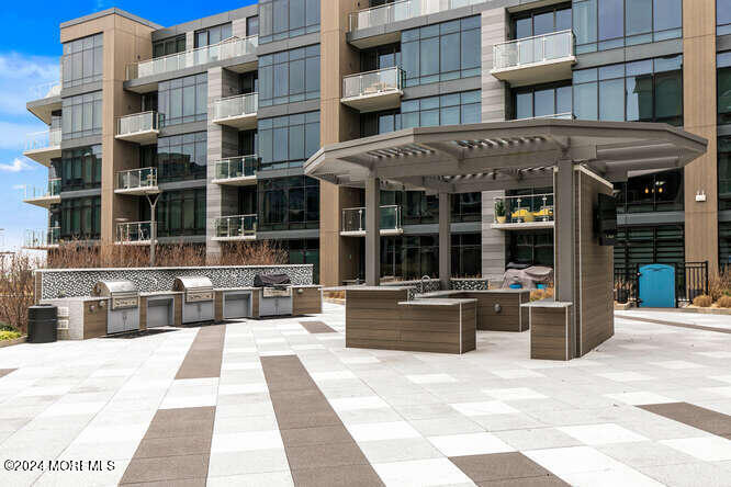 15 Morris Avenue, 604