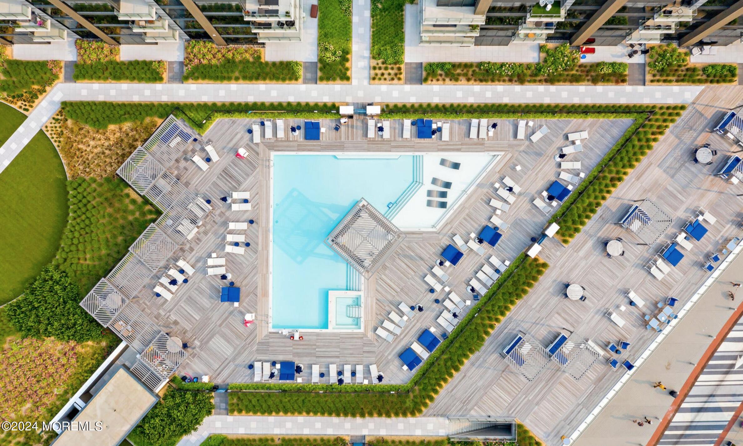 15 Morris Avenue, 604