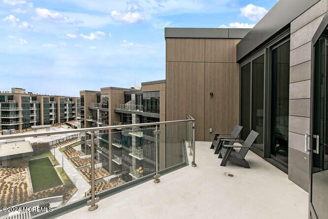 15 Morris Avenue, 604