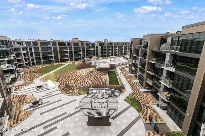 15 Morris Avenue, 604