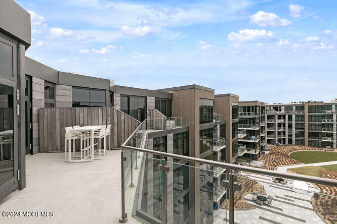 15 Morris Avenue, 604