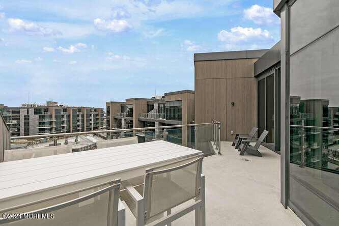 15 Morris Avenue, 604