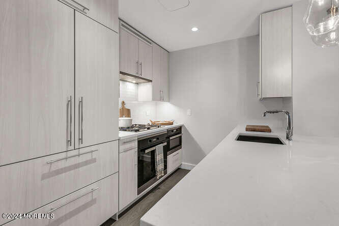 15 Morris Avenue, 604