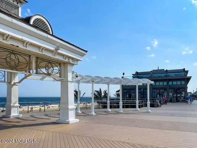 15 Morris Avenue, 604