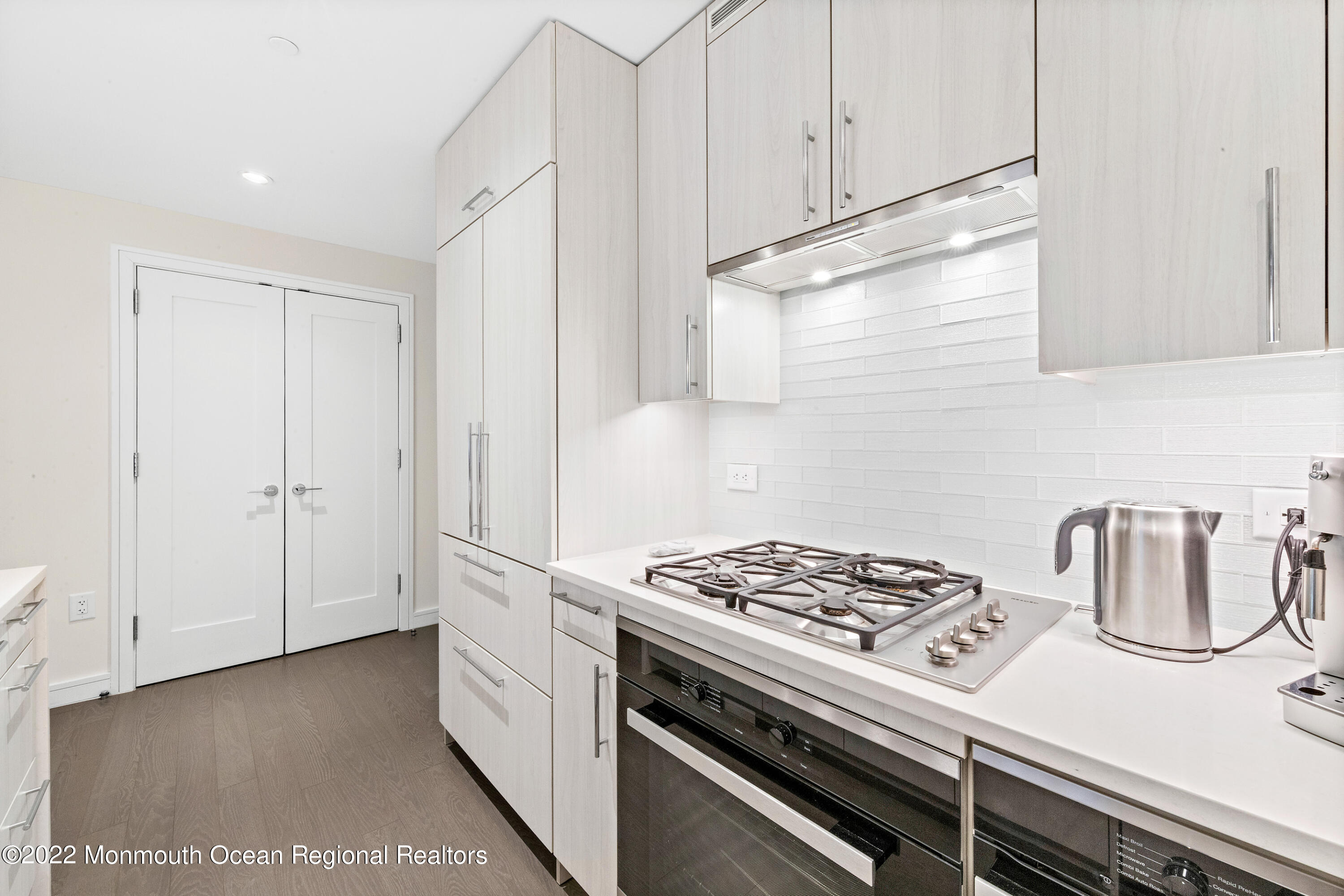 15 Morris Avenue, 202 SUMMER