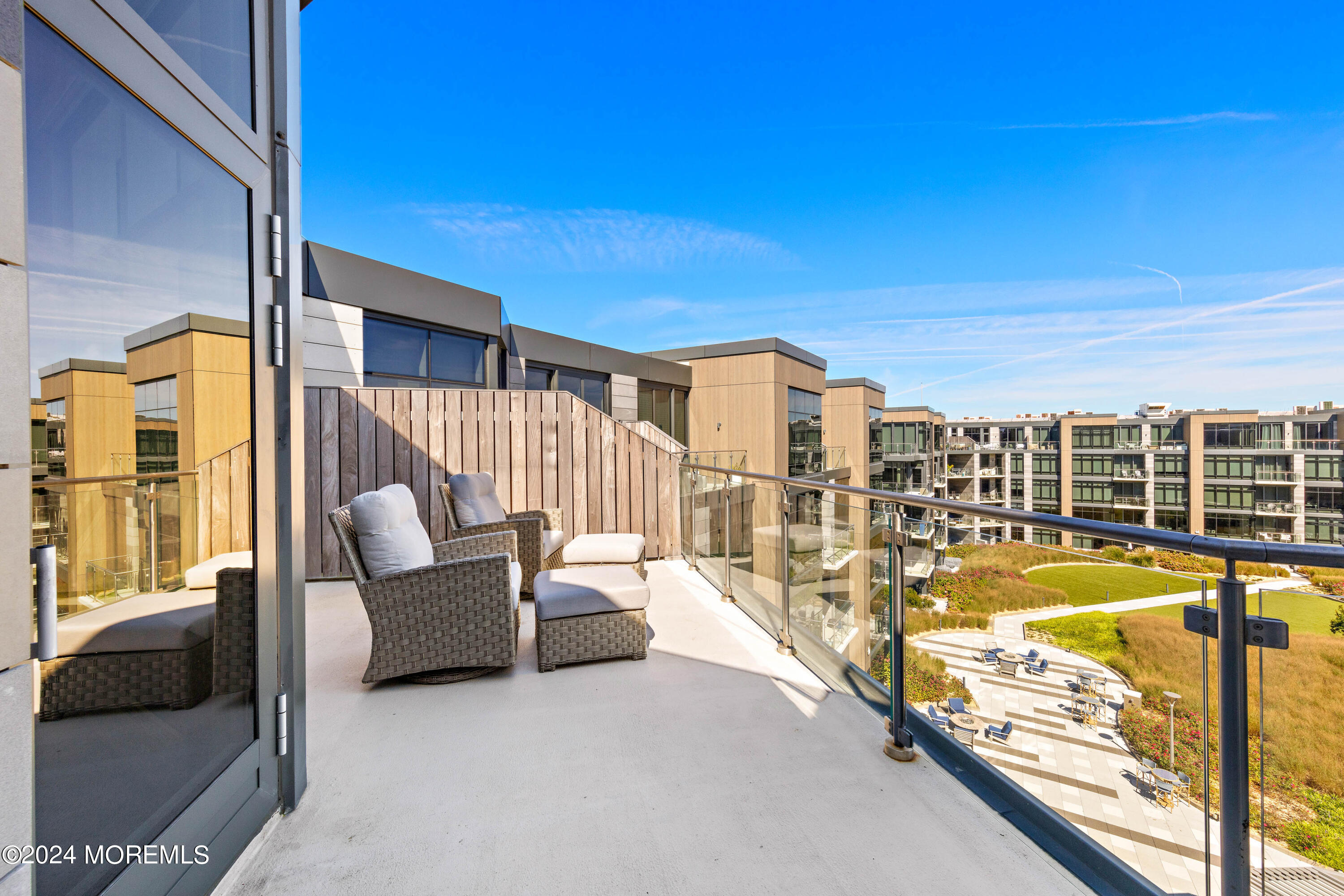 15 Morris Avenue, 604