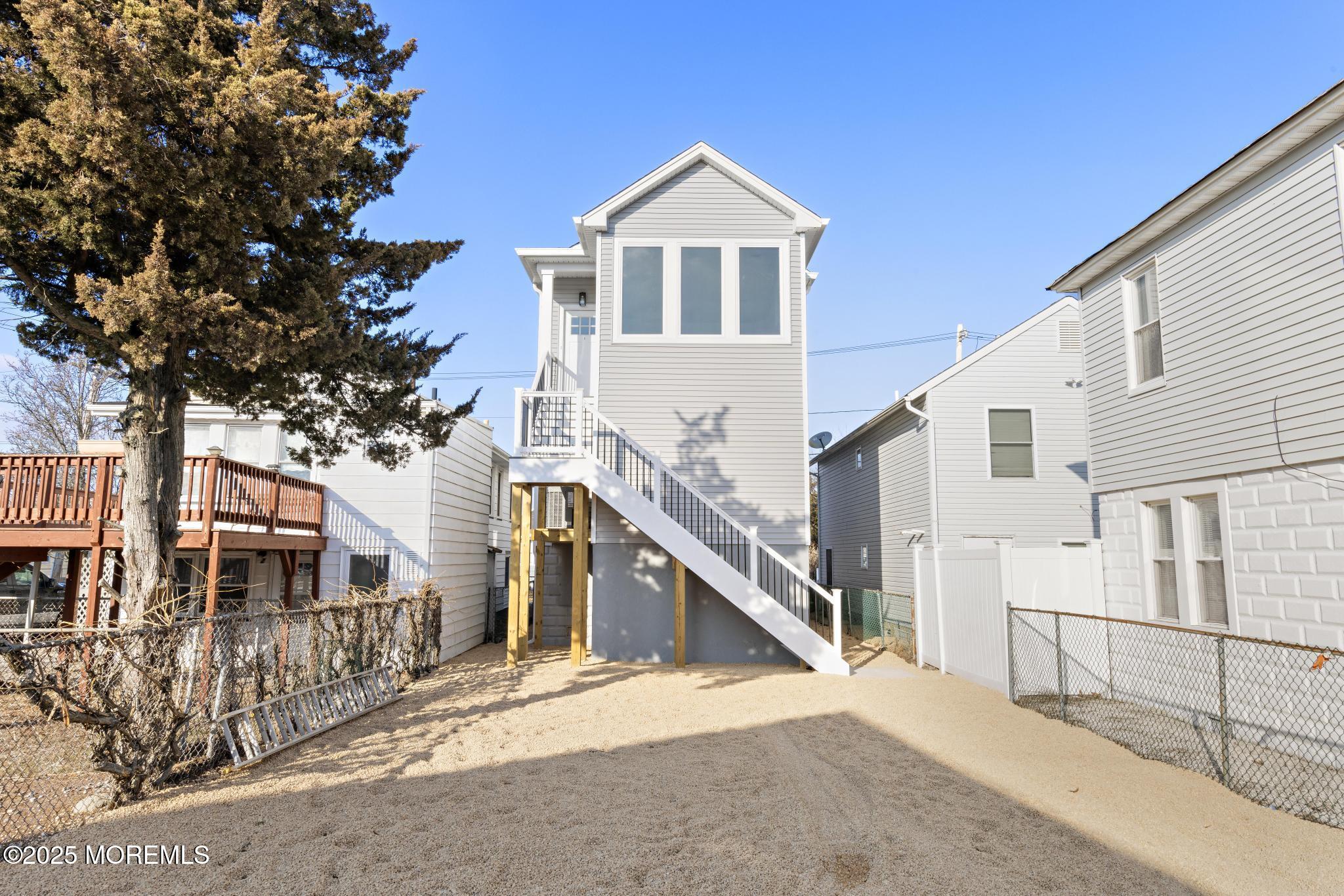 233 Dupont Avenue, 1