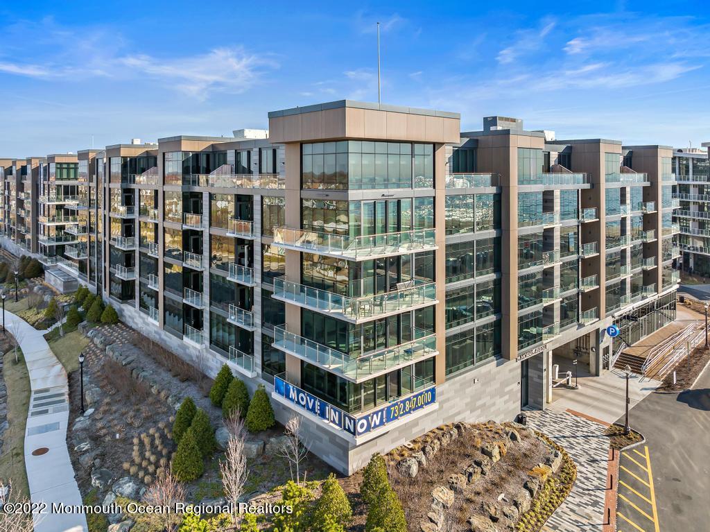 15 Morris Avenue, 422