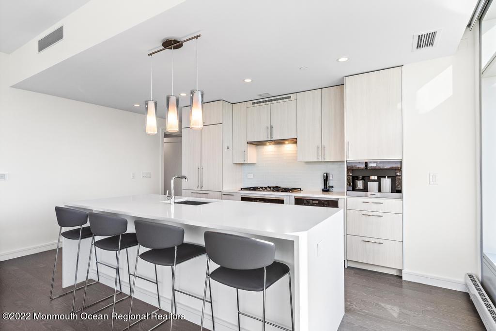 15 Morris Avenue, 422