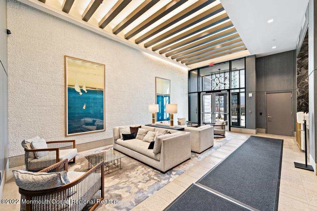 15 Morris Avenue, 422