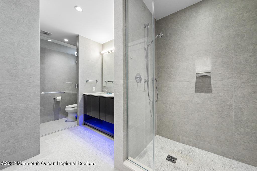 15 Morris Avenue, 422