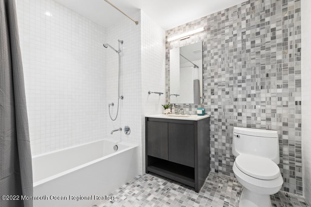 15 Morris Avenue, 422