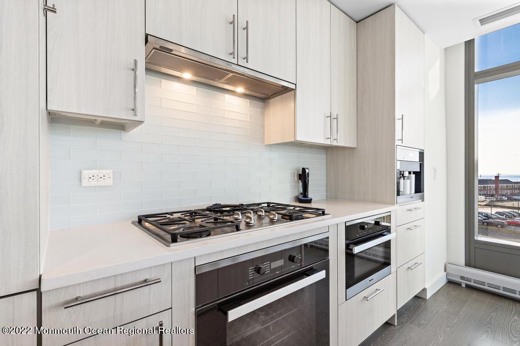 15 Morris Avenue, 422