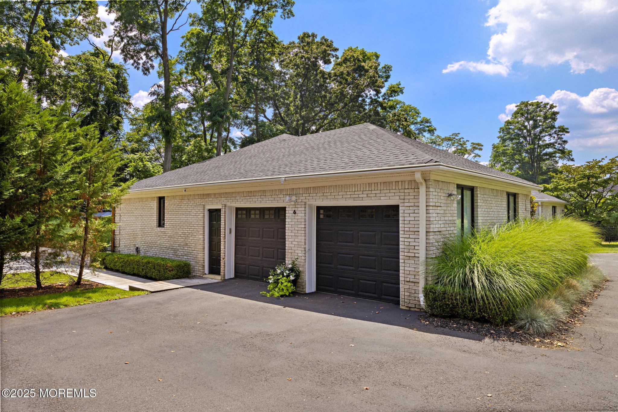 6 Cobblestone Court