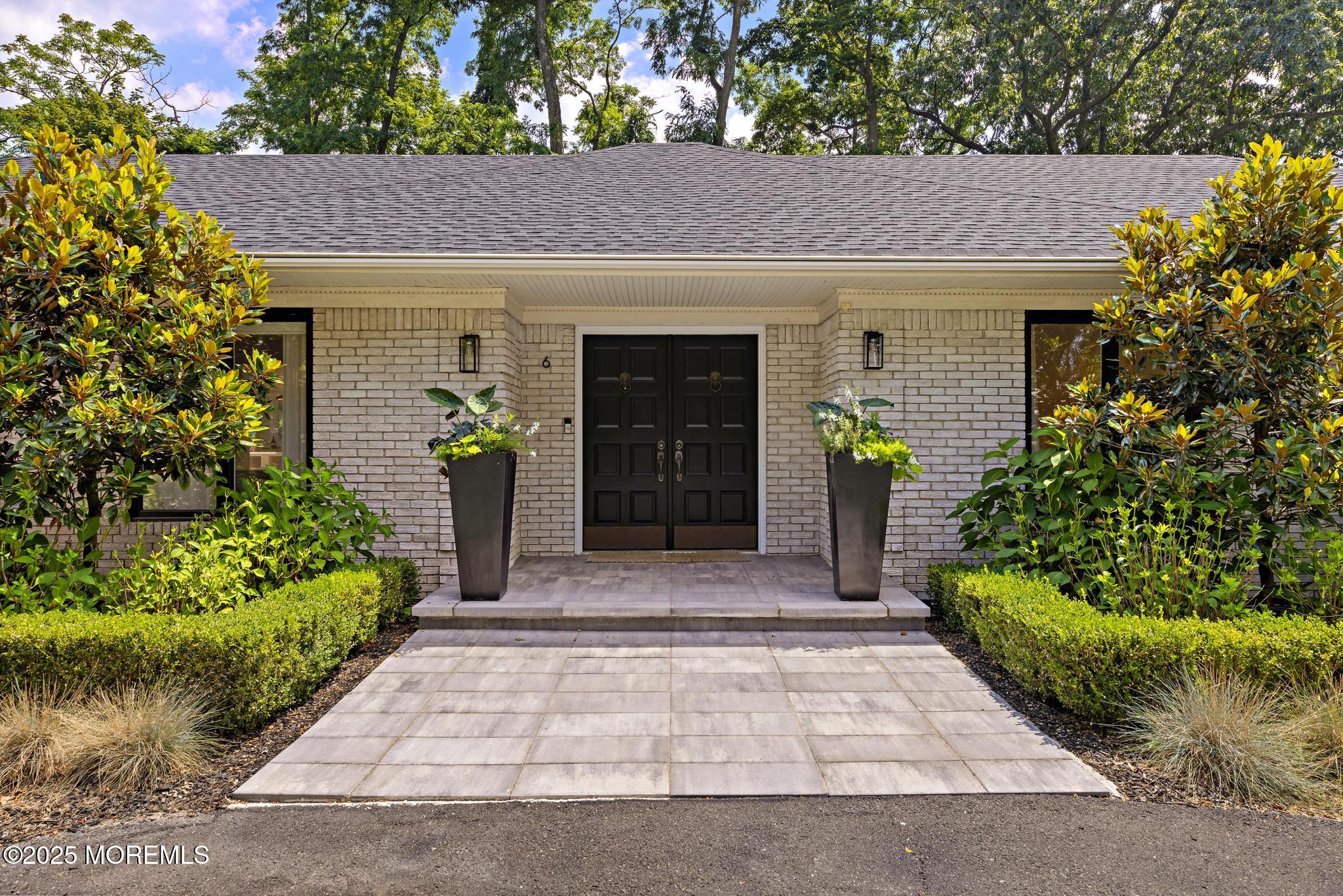 6 Cobblestone Court
