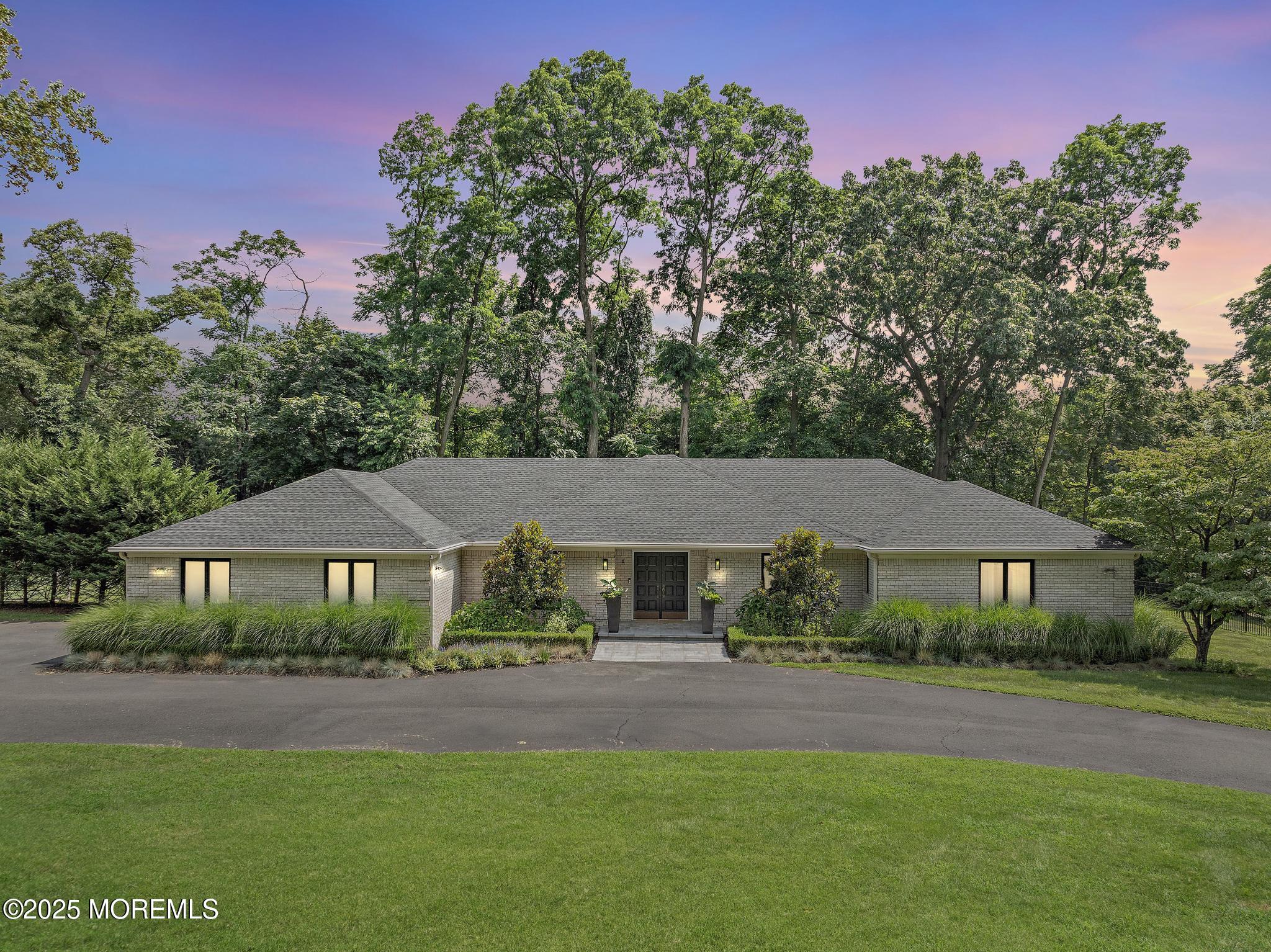 6 Cobblestone Court