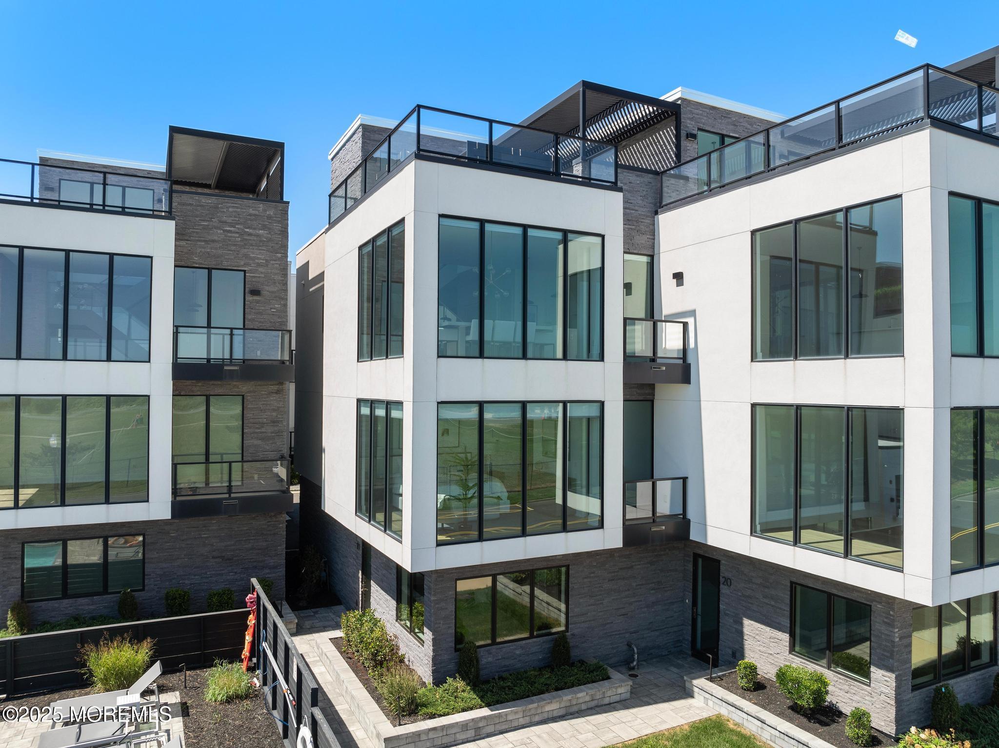 200 Ocean Avenue N, 19