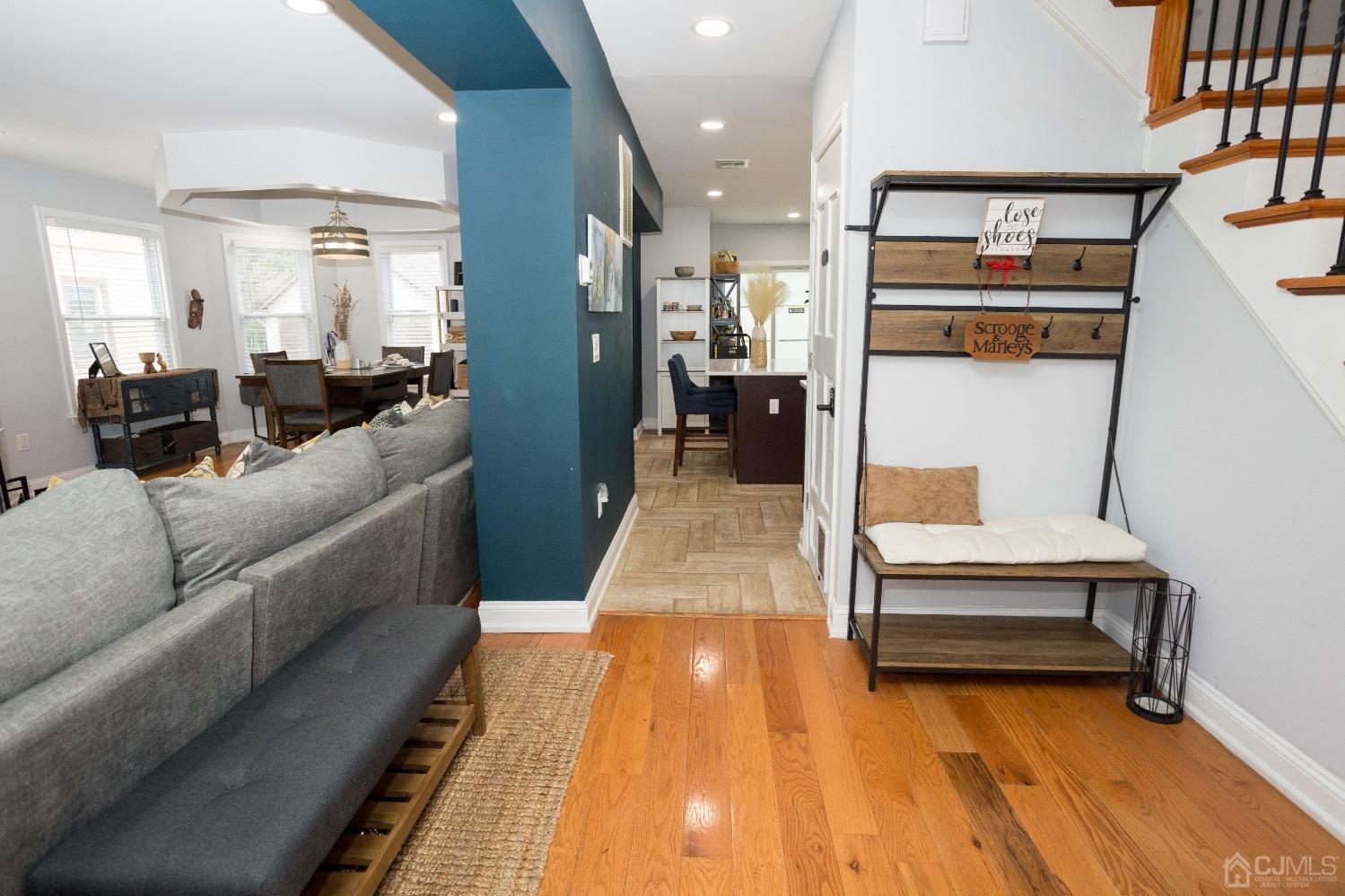 912-914 W 4th Street W