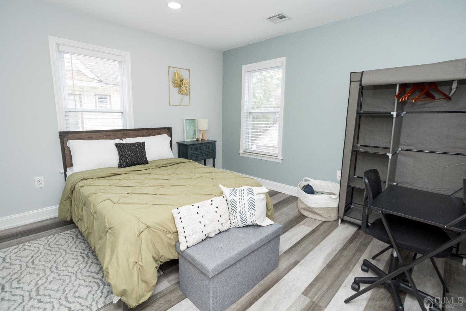 912-914 W 4th Street W