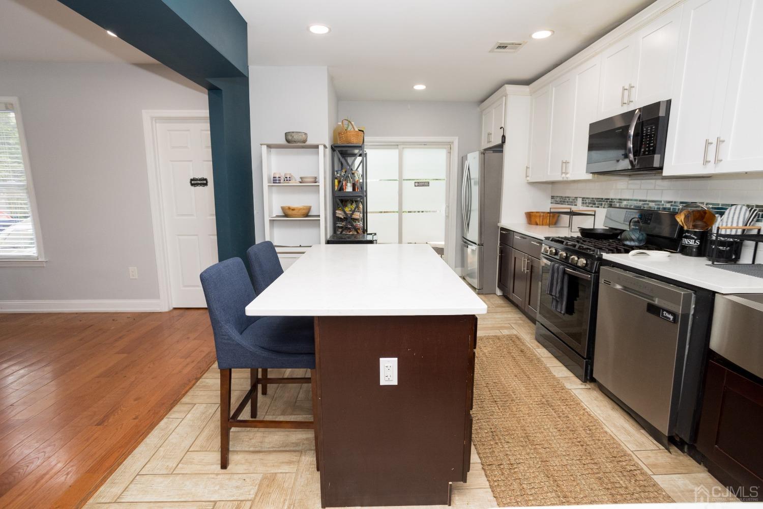 912-914 W 4th Street W