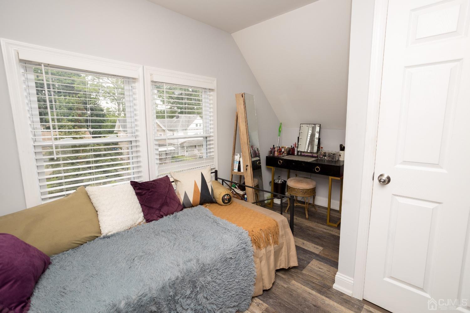 912-914 W 4th Street W