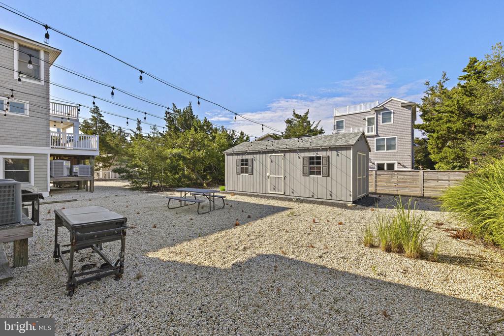21 E 9 STREET
