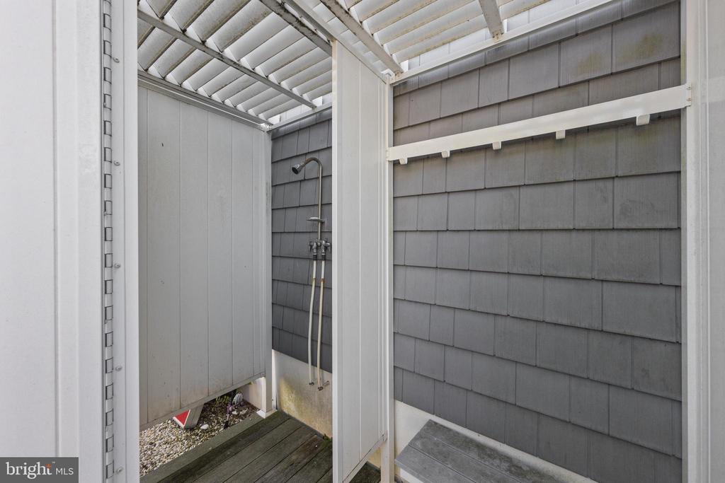 21 E 9 STREET