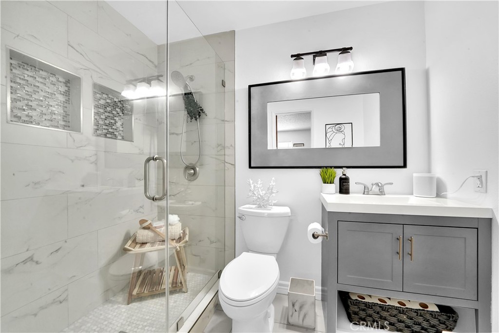 1543 E Tam Oshanter Street