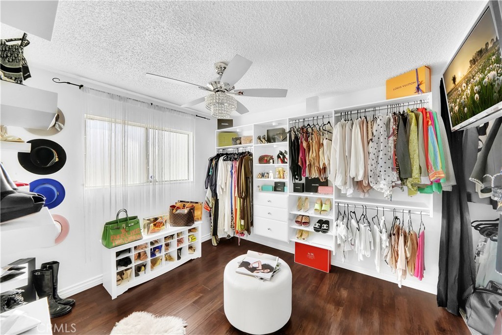 1543 E Tam Oshanter Street