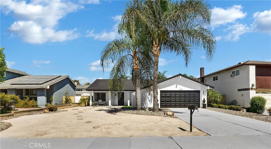 1543 E Tam Oshanter Street