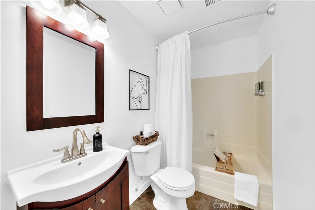 1543 E Tam Oshanter Street