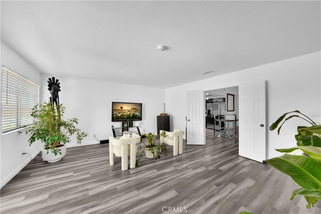 1543 E Tam Oshanter Street